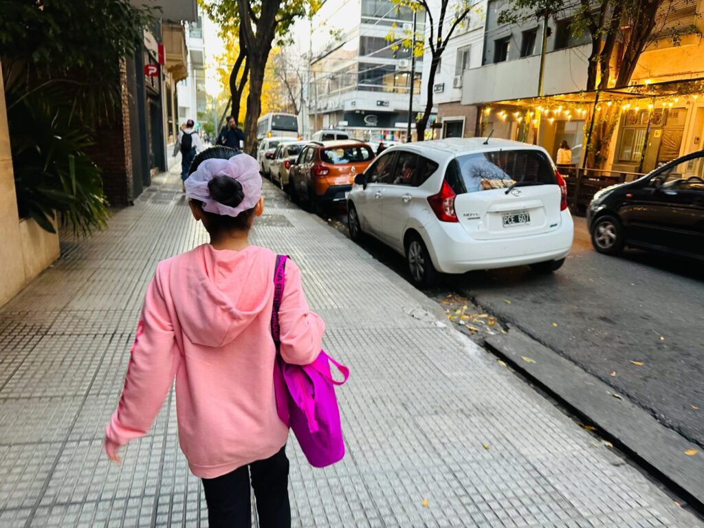 海外で習い事に通う日本人の女の子