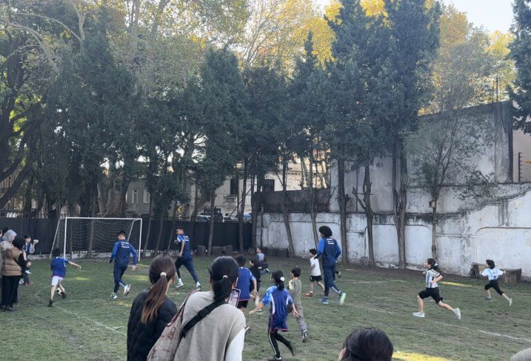 子ども達とサッカーで交流する日本代表チーム