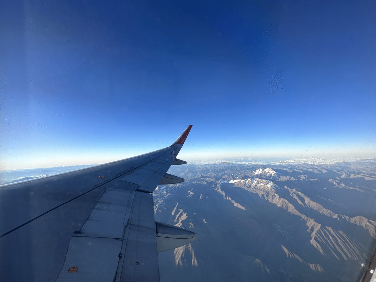 飛行機の窓の外の光景