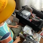 防災用品の準備をする小学生