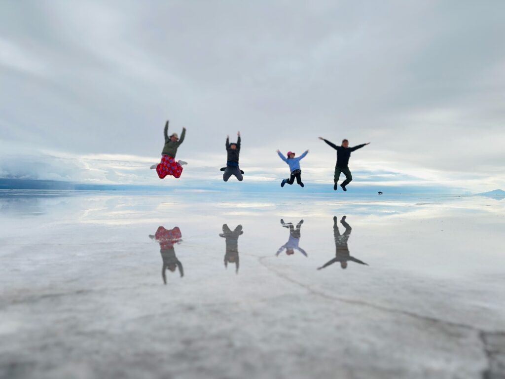 ウユニ塩湖のジャンプ写真