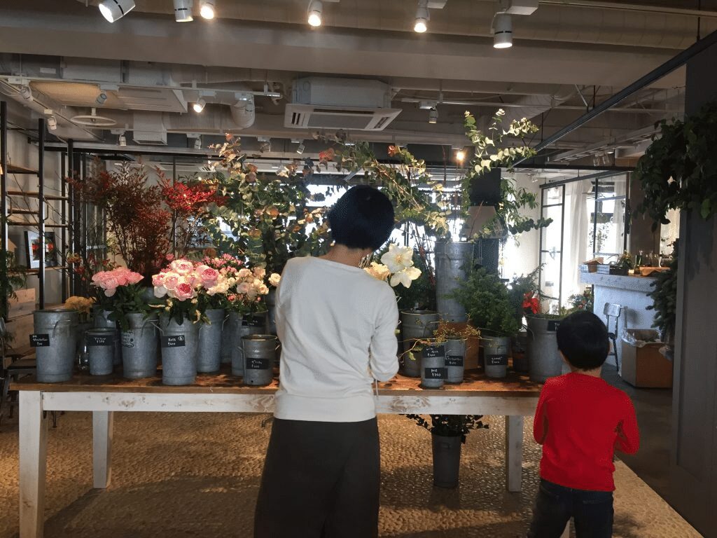 取材先のフラワーショップでの息子の様子