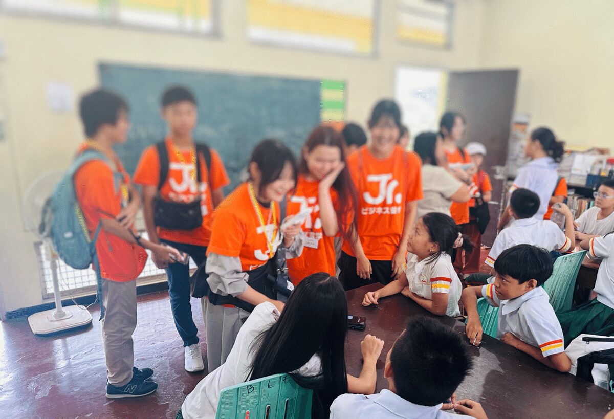 「セブ島ジュニアビジネス留学サマーキャンプ」の現地校交流の様子