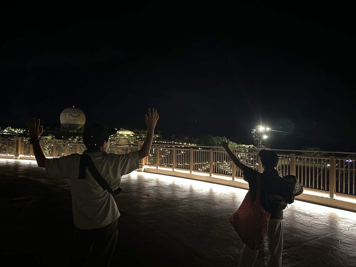 ジャングリアに向かって手を振る子どもたちの様子