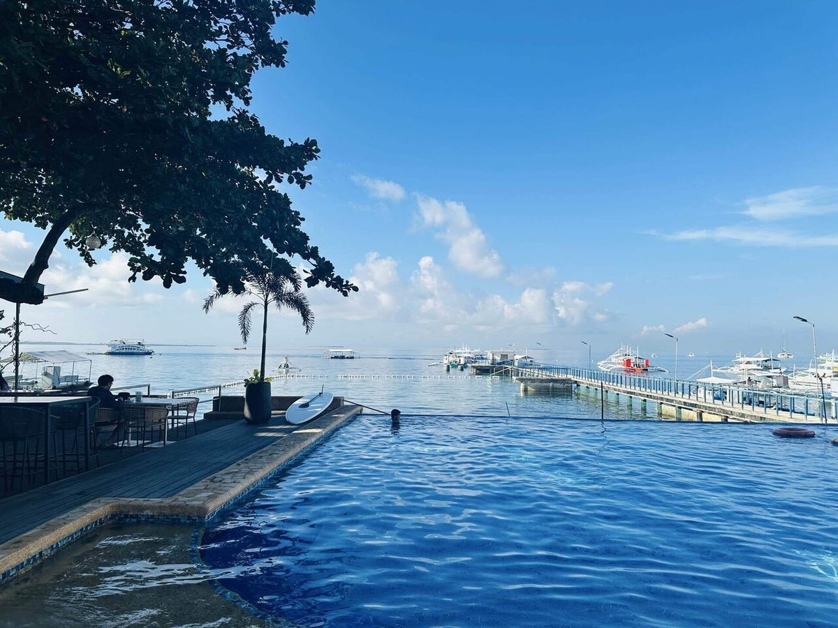 「セブ島ジュニアビジネス留学サマーキャンプ」ホテルのプールの様子