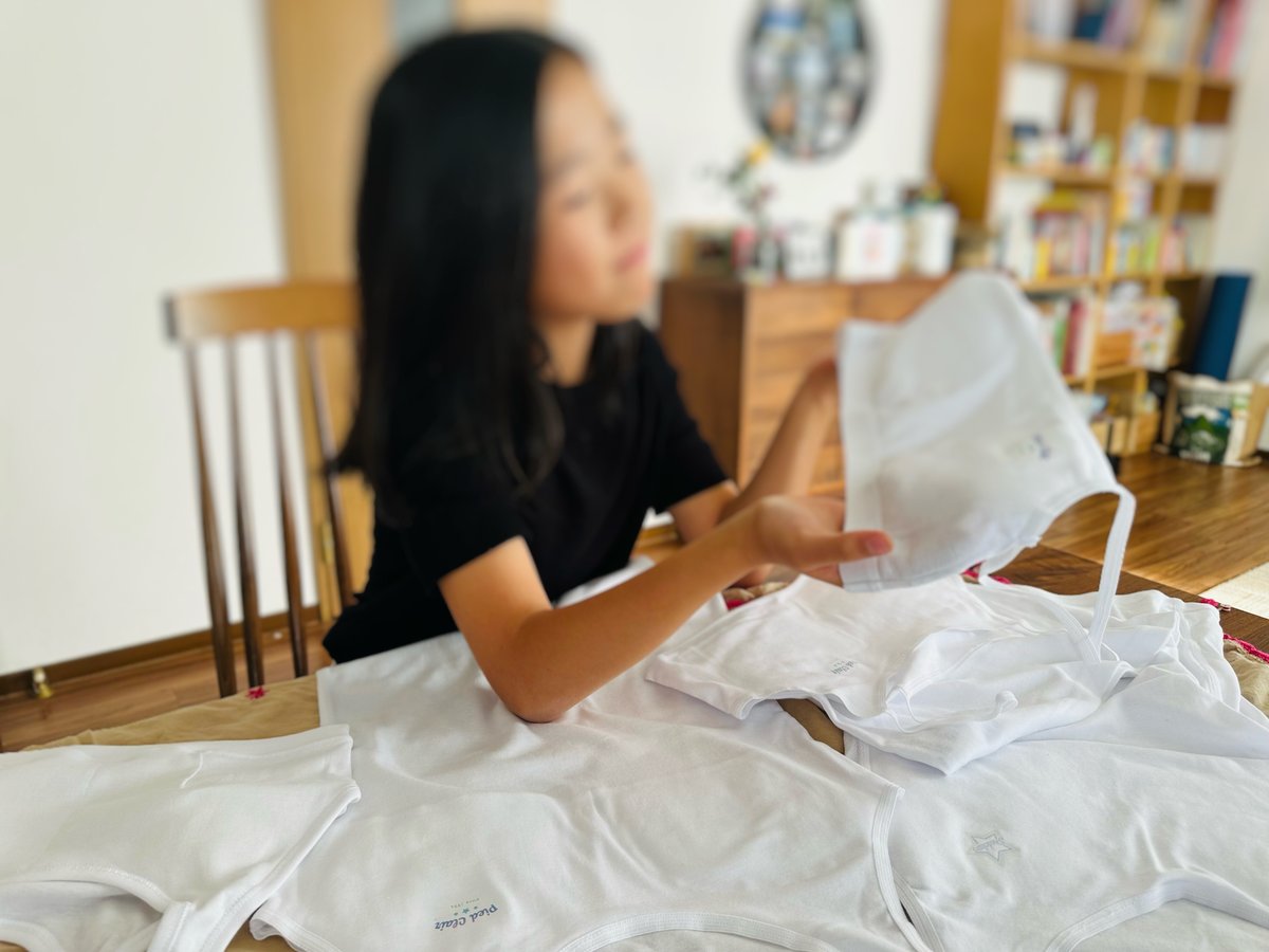 pied clairの下着を手に取る小学生の女の子