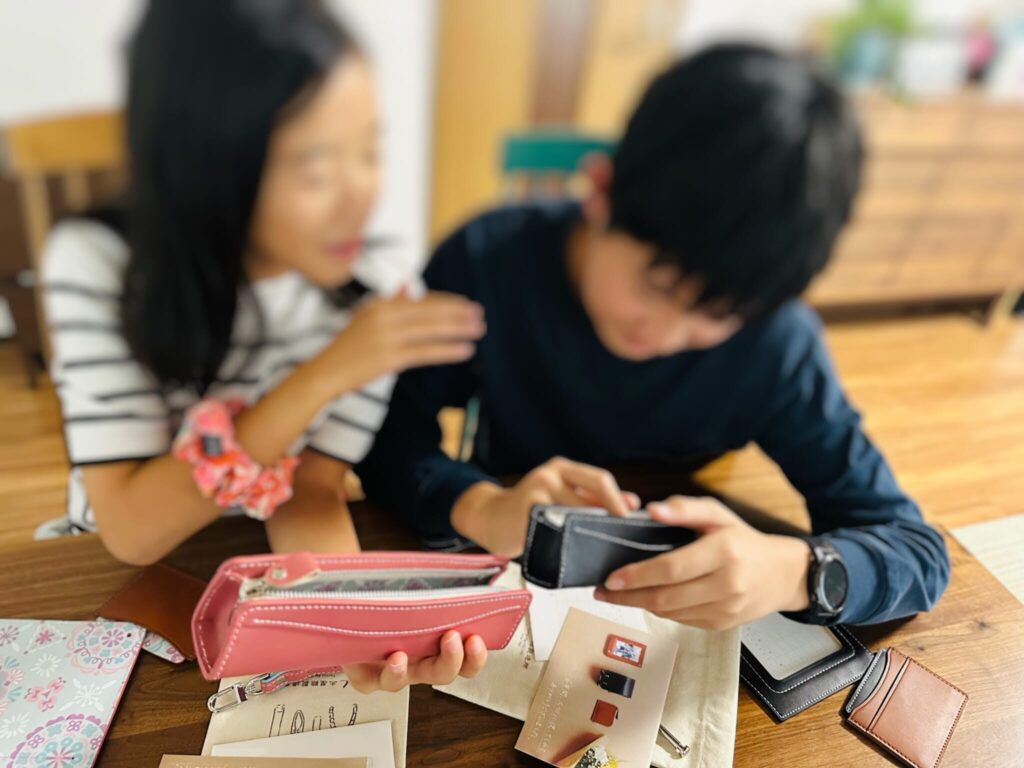 ランドセリリメイク製品を喜ぶ子どもたち