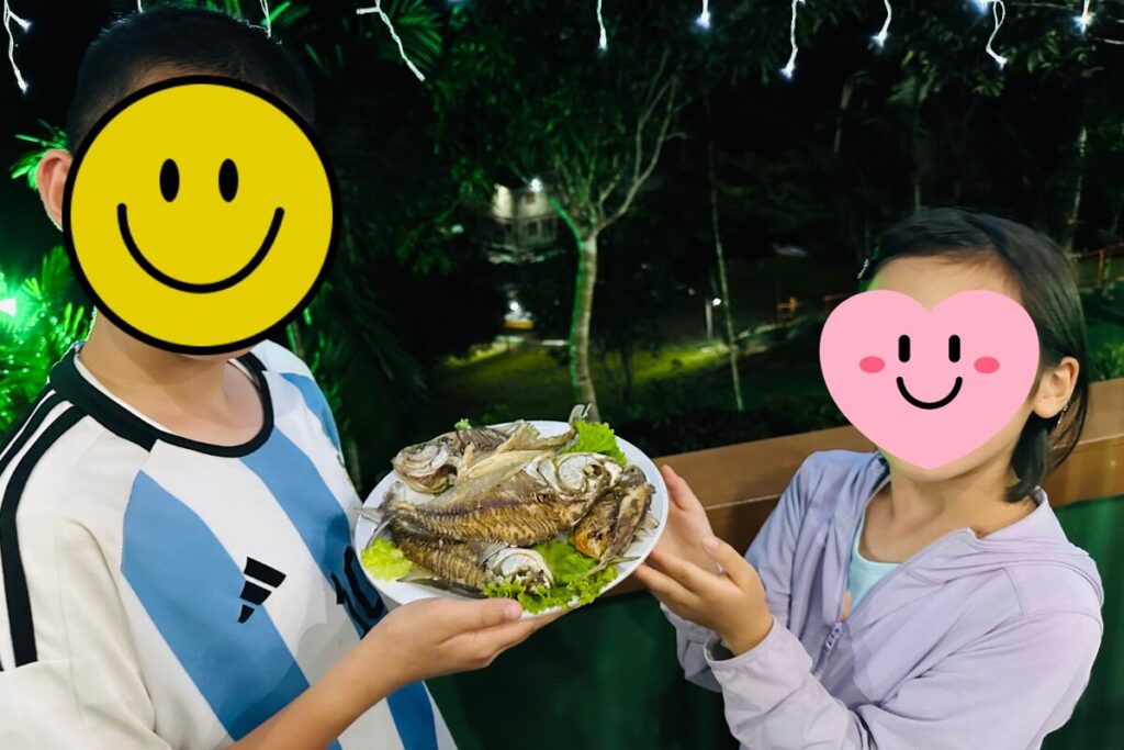 釣ったピラニアを料理してもらった子どもたち