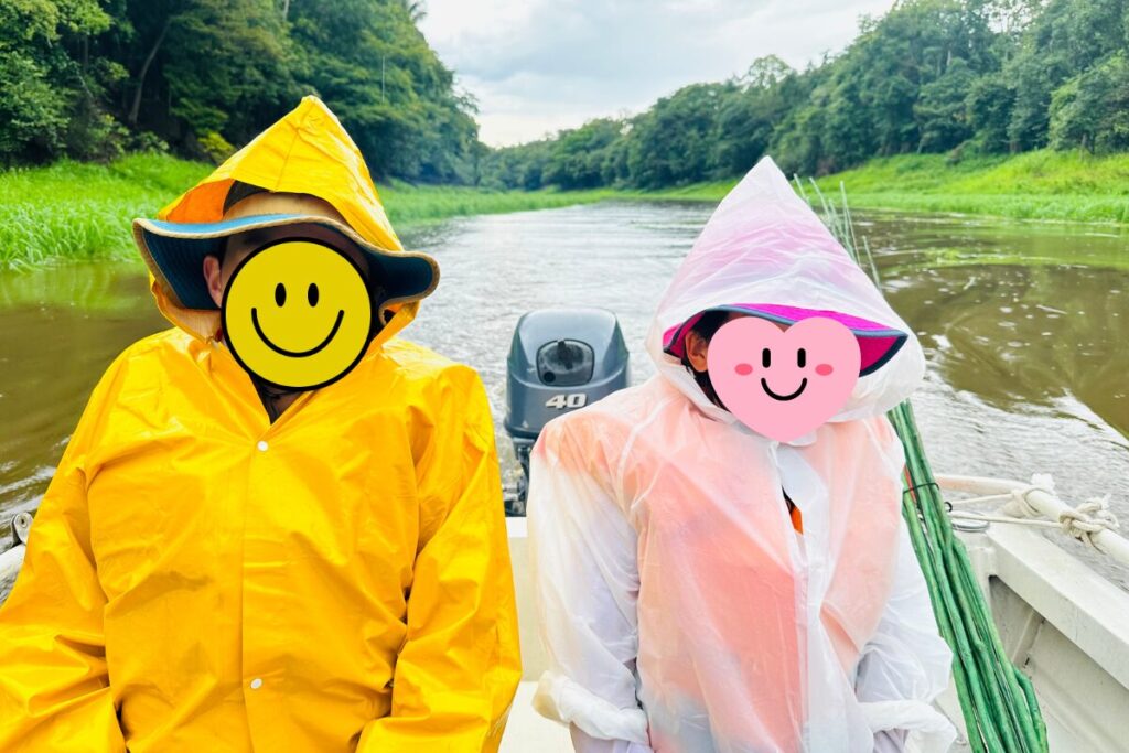 アマゾン河クルーズ中の子どもたち