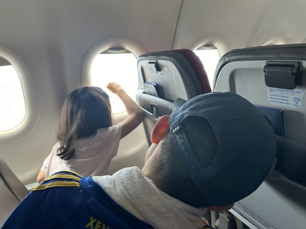 飛行機の窓から「本物のアマゾン」を見て興奮する小学生兄妹