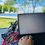 海外でライターの仕事をする様子