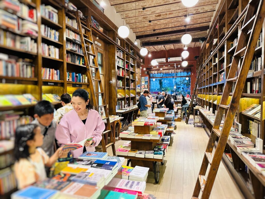 アルゼンチン・ブエノスアイレスの本屋さんで子どもたちと本を選ぶ様子